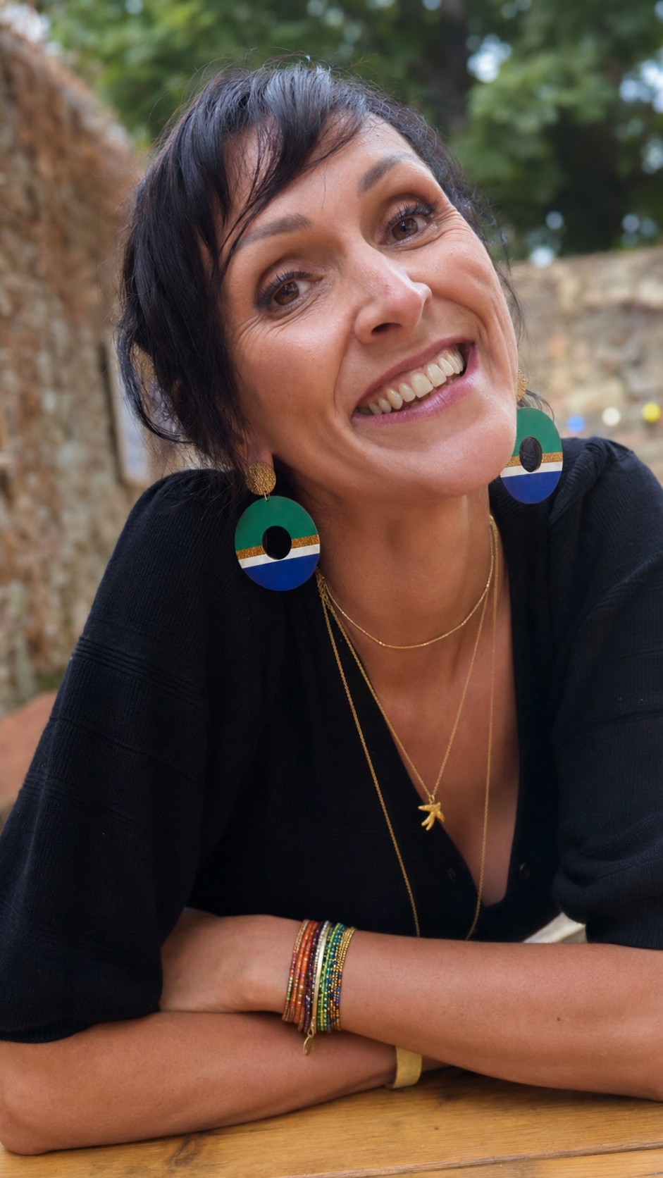 Femme portant des boucles d’oreilles LIBRES.