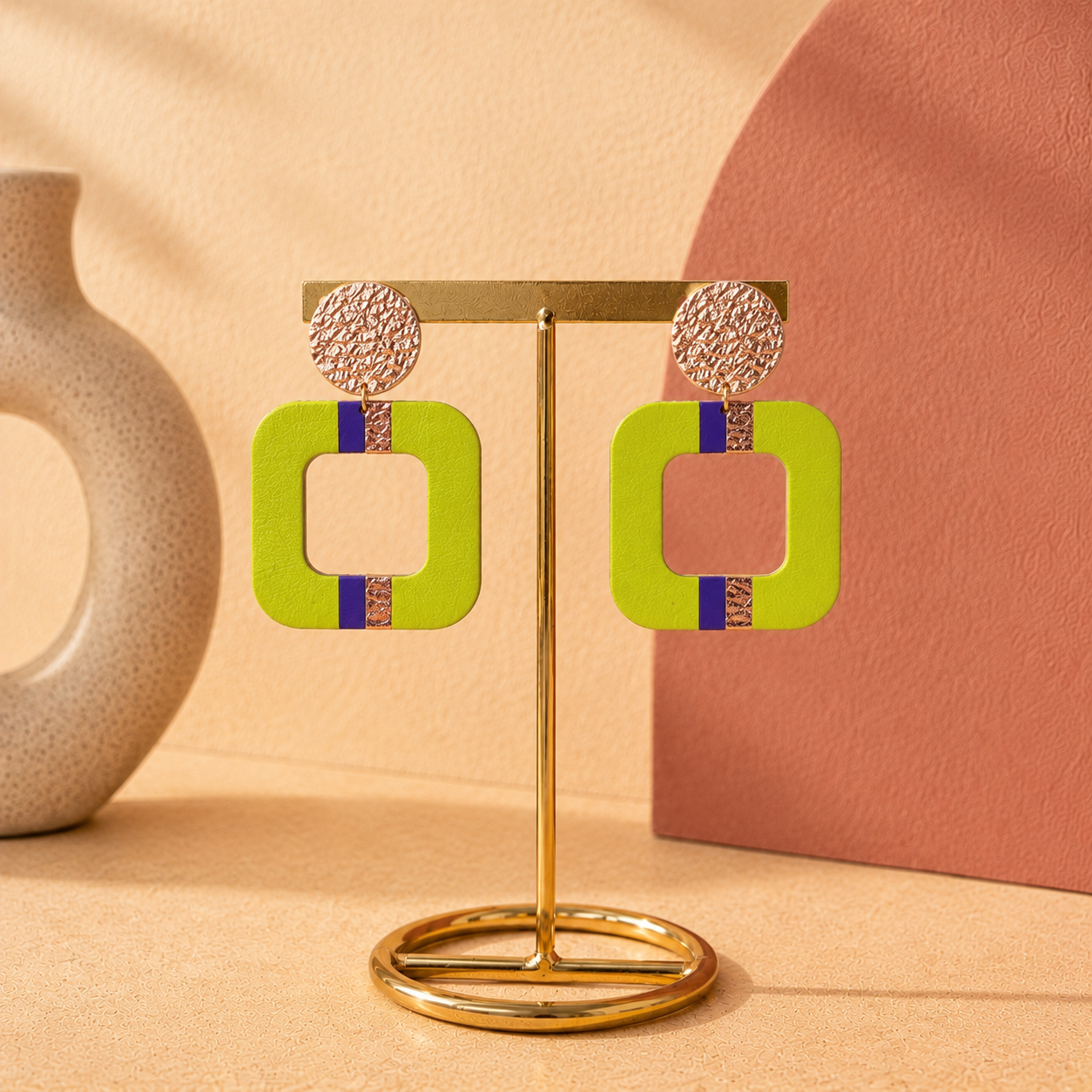 Boucles d’oreilles en marqueterie de cuir LIBRES.
