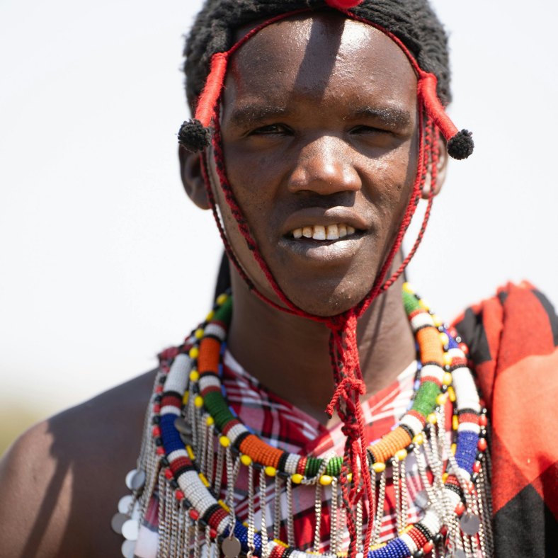 Homme portant des parures traditionnelles